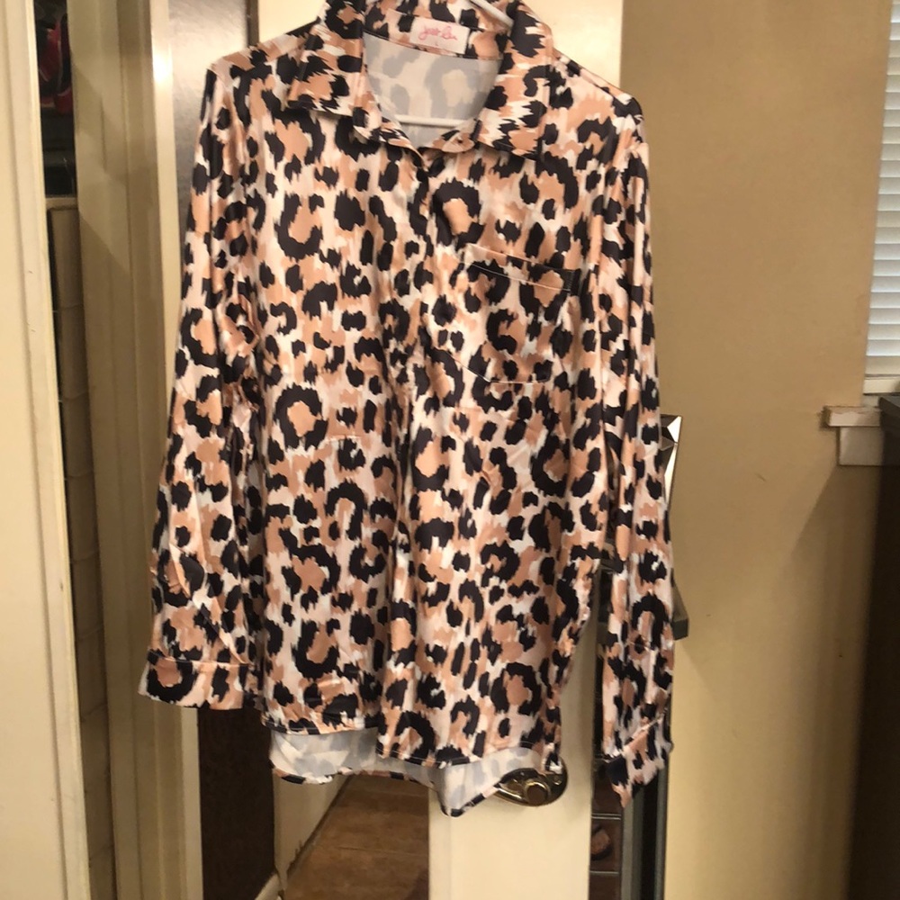 Blouse never worn without tag hi-low top